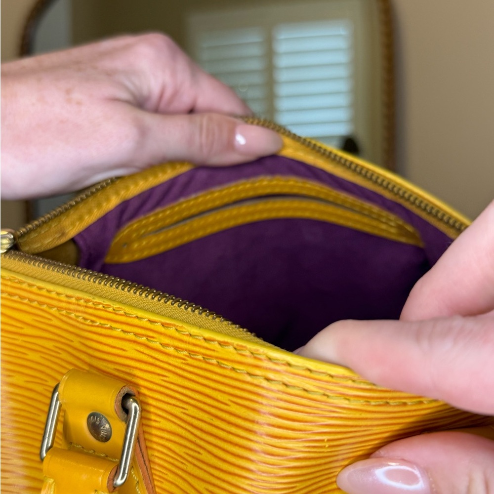 Louis Vuitton Yellow Epi Speedy 25 Handbag - Picture 10 of 11
